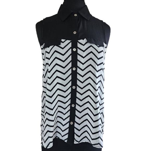 Black and White Chevron Pattern Blouse Size Medium - Picture 1 of 4